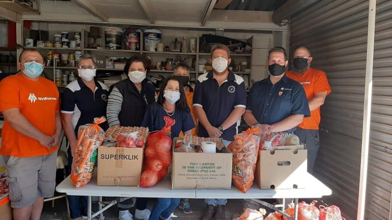 AfriForum se Bloemfontein-takke skenk R90 000 aan Solidariteit Helpende Hand se noodfonds