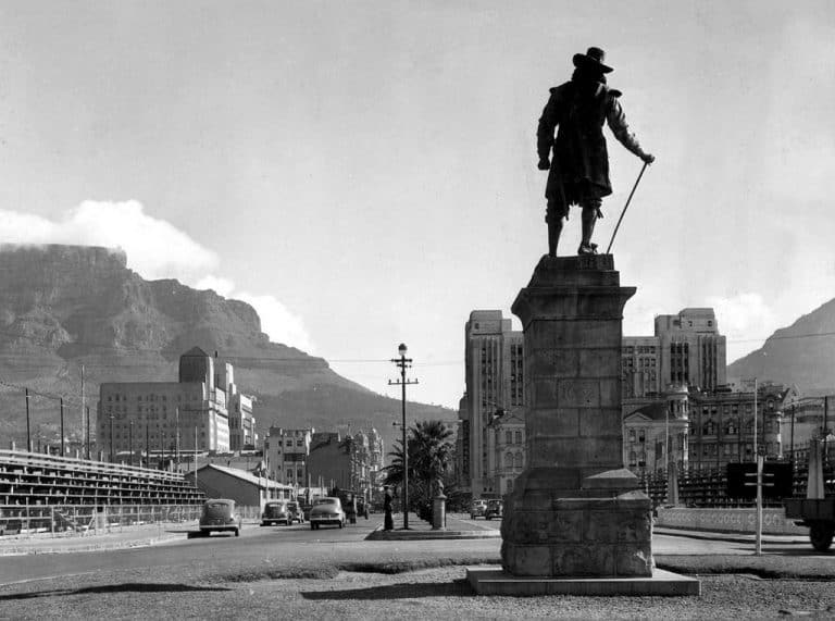 Beelde val, maar geskiedenis bly: Waarom debat belangriker is as vernietiging
