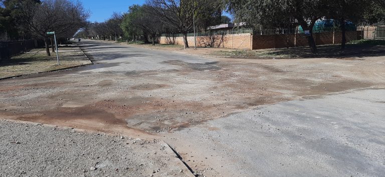 Lichtenburg-tak vul slaggate met #OnsDorpProjek