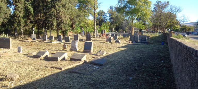 Rustenburg-tak help om ou begraafplaas skoon te maak