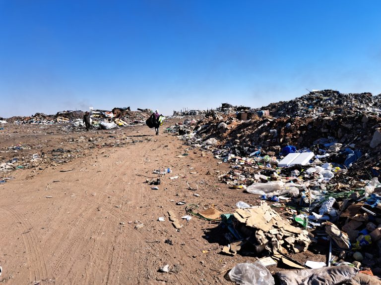 Noord-Kaapse dorpe stort vullis in Oranjerivier weens vervalle vullisterreine