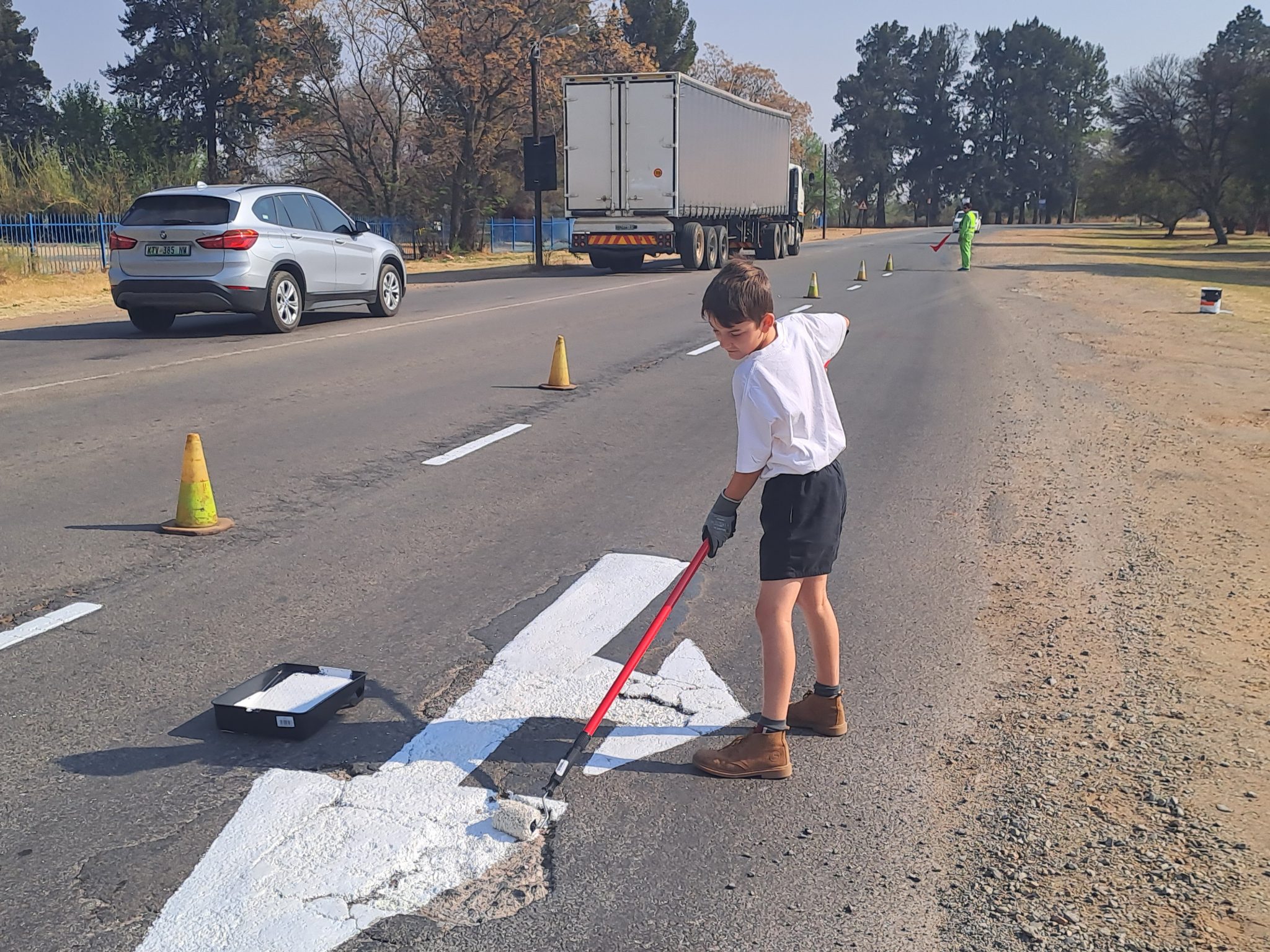 Projek Menu AfriForum se Potchefstroom-tak verf padmerkers as deel van #OnsDorp ...