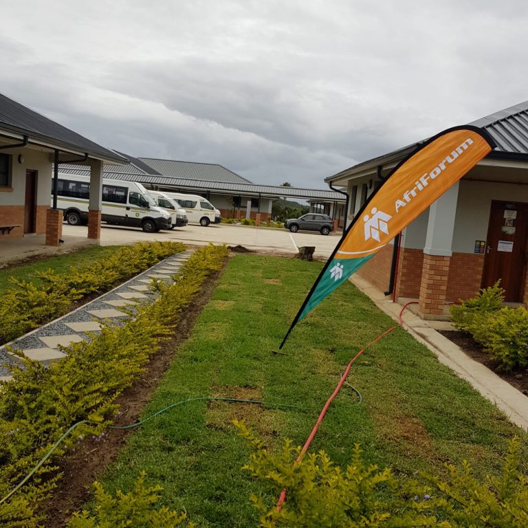 AfriForum se Oos-Londen-tak skenk meer as 400 m2 gras om skool te verfraai