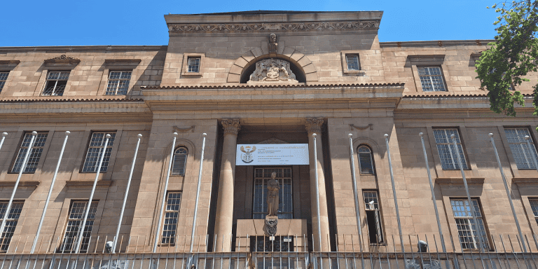 ‘Bizos is ’n boelie en vroueslaner’