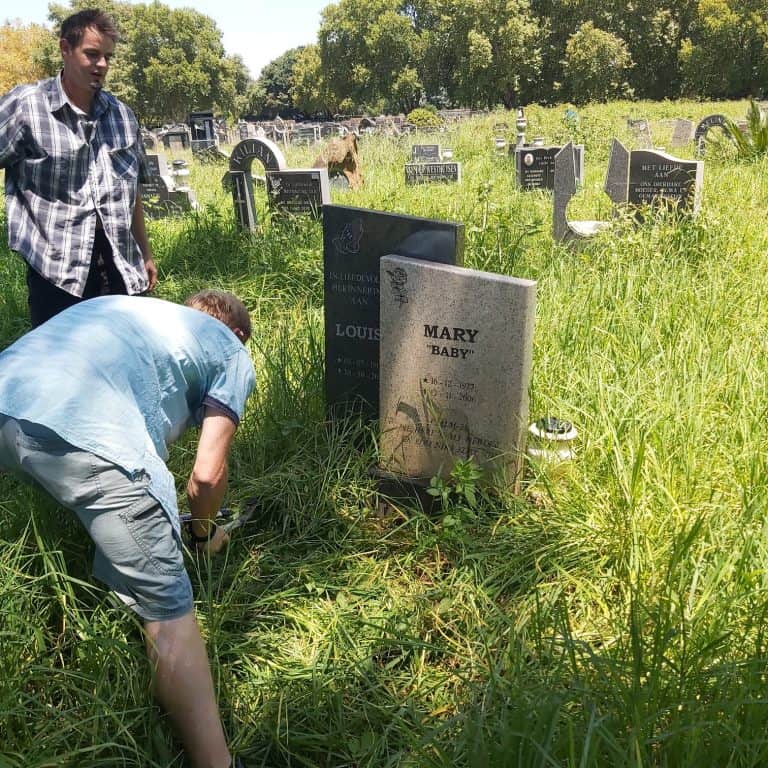 AfriForum se Kempton Park-tak skop maandelikse opknapping van Zuurfontein-begraafplaas af