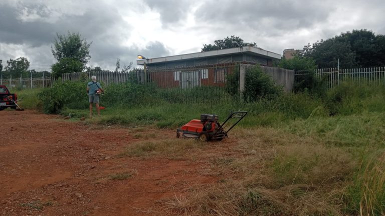 AfriForum se Pretoria-Wes-tak maak parke, substasie weer netjies