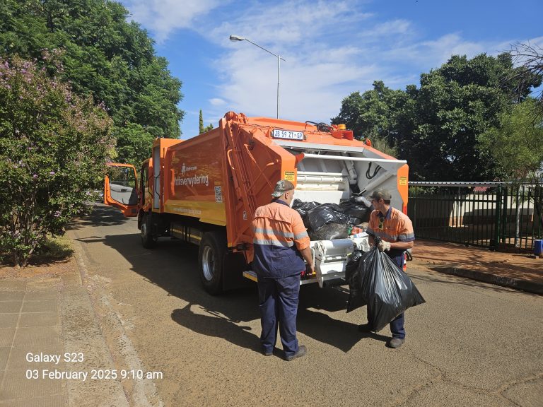 Talle Bloemfonteiners wil Mangaung-vullisdienste kanselleer; AfriForum handig dié aansoeke in en plaas metro op terme