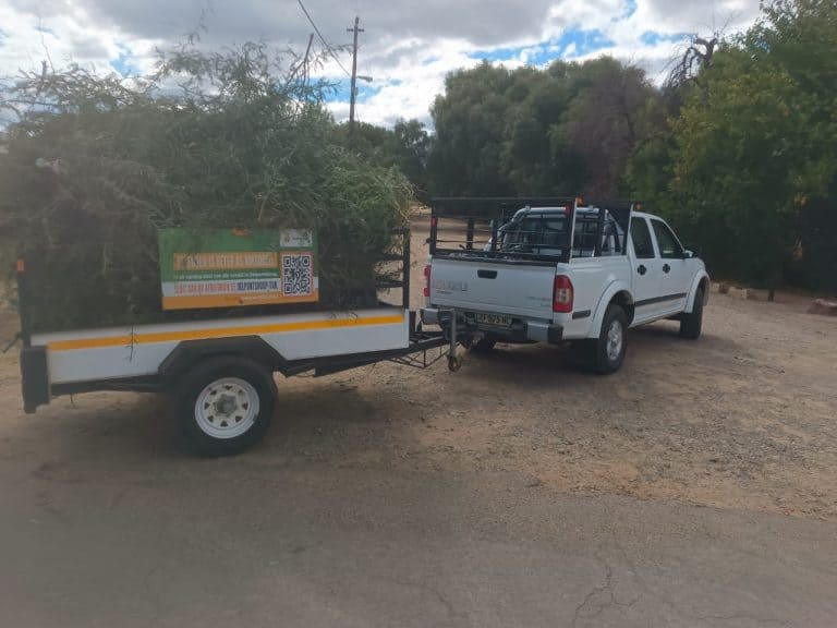 AfriForum verwyder 12 ton rommel en tuinvullis in Delportshoop