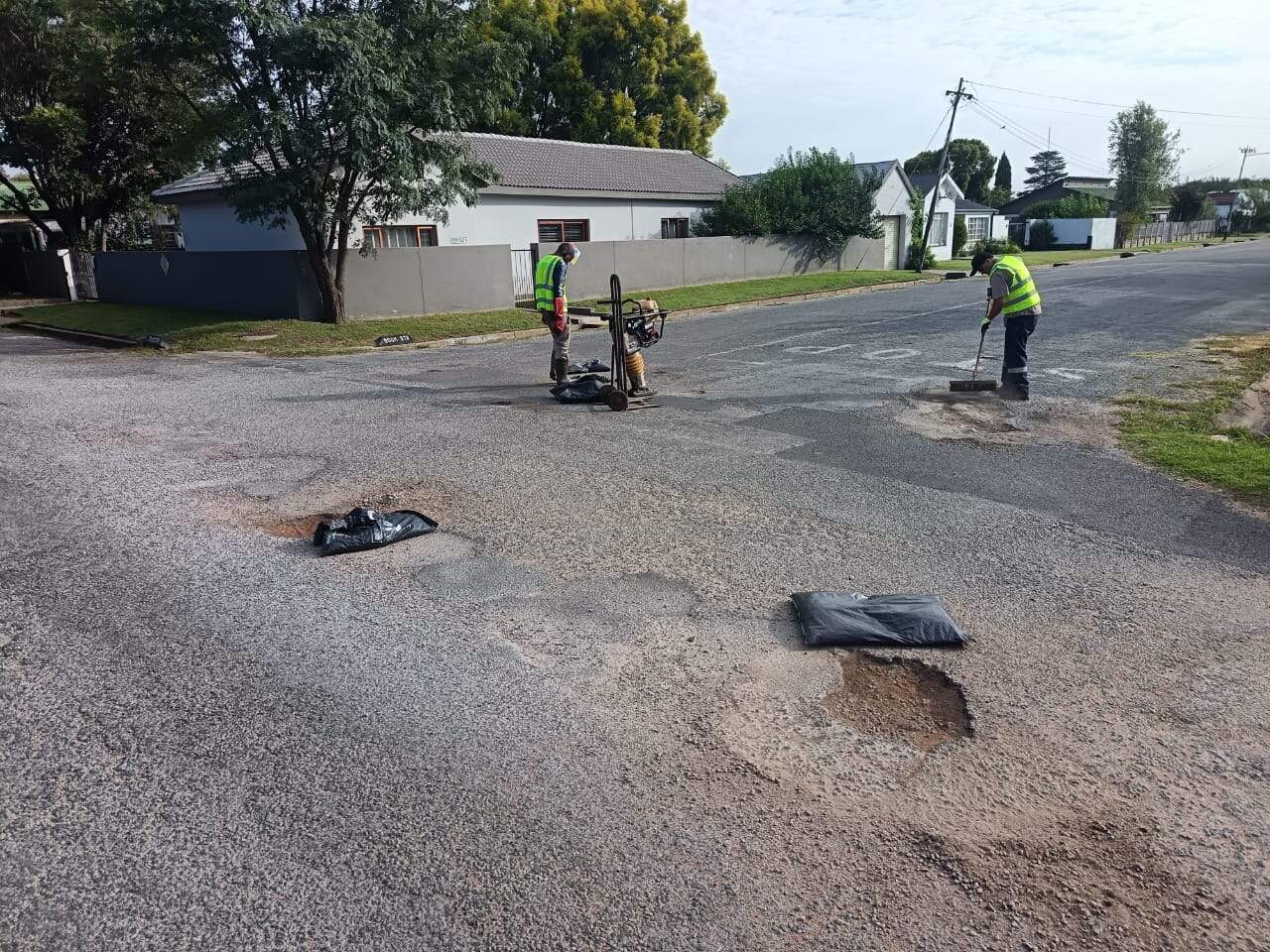 Slag Gate Parys-tak vul 80 slaggate om strate om skole weer rybaar te maak ...