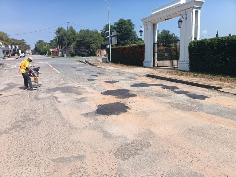 AfriForum en kie vul nóg slaggate in Parys ná munisipaliteit nalaat om dit te doen