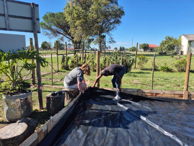 Nuwe sandput vir Little Steps Kleuterskool danksy AfriForum Jeug se Knysna-tak