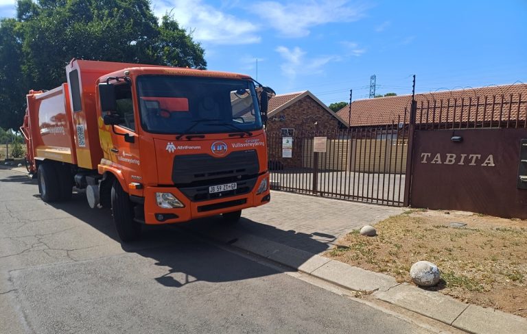 AfriForum verwyder meer as 27 ton vullis in Bloem ná dienslewering in duie stort