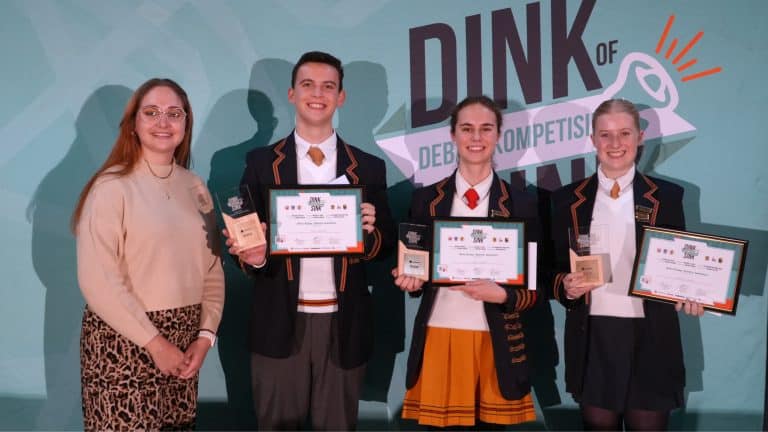 Hoërskoolleerders van die Wes-Kaap kook by derde provinsiale uitdunronde van die Dink of Sink-onvoorbereidedebatskompetisie