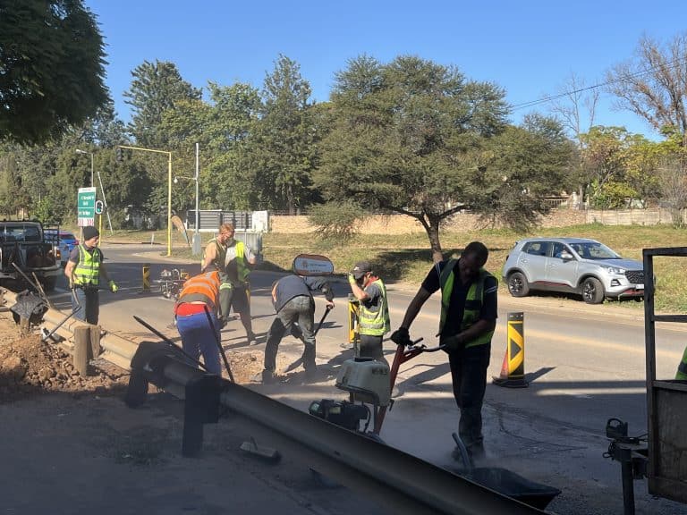 AfriForum herstel gat in Rossouwstraat te midde Tshwane-metro se pligsversuim