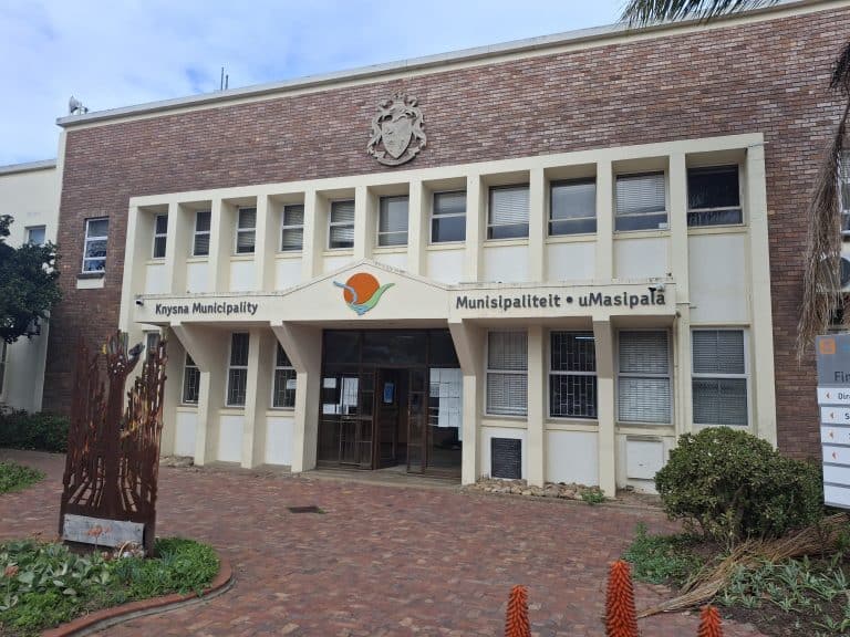 AfriForum oorhandig dringende diensleweringsprioriteite aan Knysna-munisipaliteit