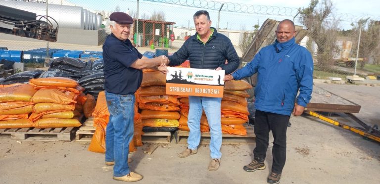 Kaap Agulhas-tak skenk 100 sakke teer aan munisipaliteit vir herstel van besige kruising