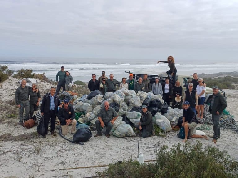 AfriForum help met skoonmaak van 16 myl-strand aan Weskus