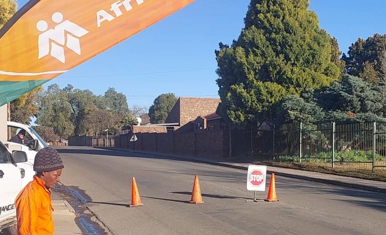 Lichtenburg-tak gebruik byna 15 ton teer om padveiligheid te verbeter