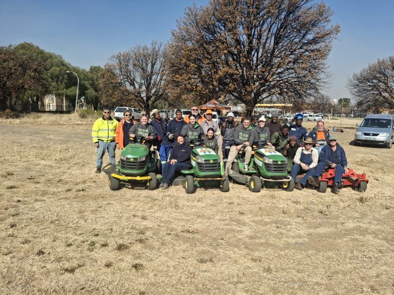 AfriForum maak groot groenstrook in Sasolburg aan die kant
