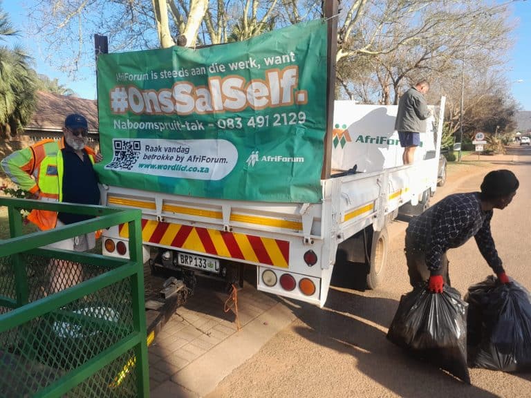 AfriForum se Naboomspruit-tak verwyder vullis tydens munisipale staking