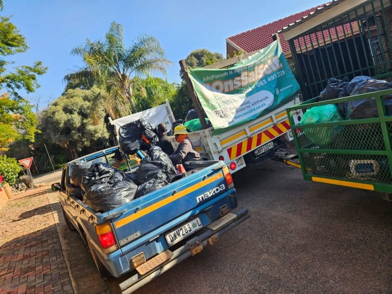Hervat vullisdienste of onthef Mookgophong-inwoners van betaling, sê AfriForum aan munisipaliteit