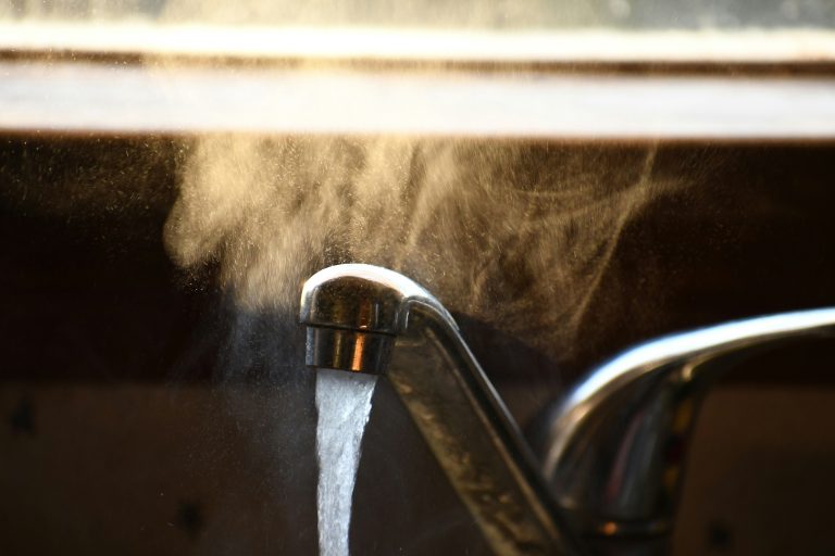 Bejaarde het ná maande uiteindelik weer warm water nadat AfriForum ingryp