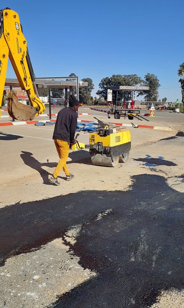 Lichtenburg-tak gebruik soveel teer om slaggate te herstel dat dit twee vullistrokke kan vul