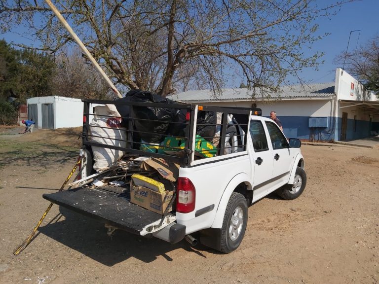 AfriForum Delportshoop-tak maak waterdreineringslote skoon