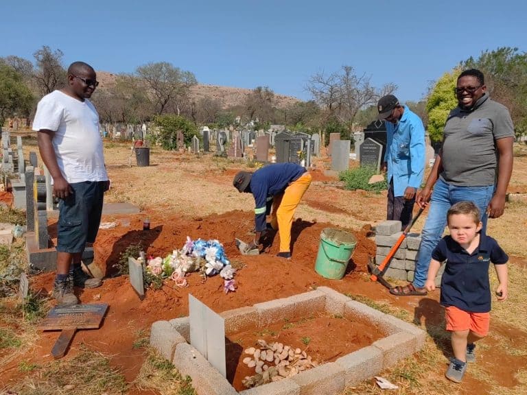 AfriForum skep hoop met skoonmaakprojek by Heatherdale-begraafplaas