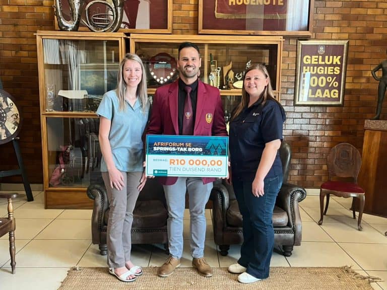 AfriForum-tak skenk R10 000 aan Hoërskool Hugenote, maak belegging in toekoms van landbou