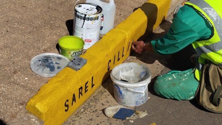 Kaap Agulhas-tak verf straatname op 72 randstene in Napier