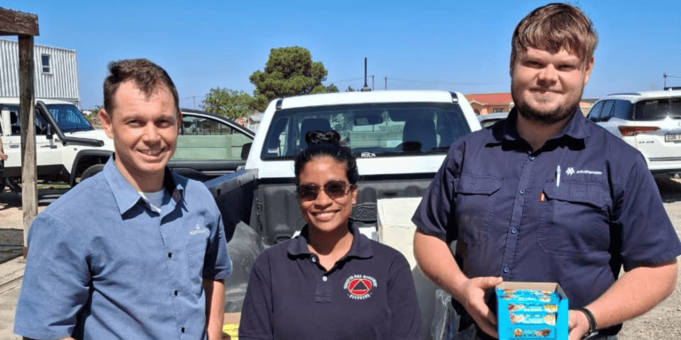 AfriForum se Kaap Agulhas-tak skenk verversings aan brandbestryders tydens veldbrand naby Bredasdorp