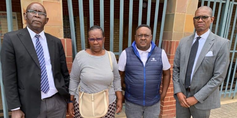 SAPD skop slagoffer se familie uit hof toe sokkerster verskyn