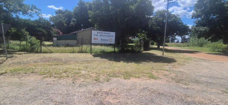 AfriForum-tak in Viljoenskroon maak area om Rotariërhuise skoon
