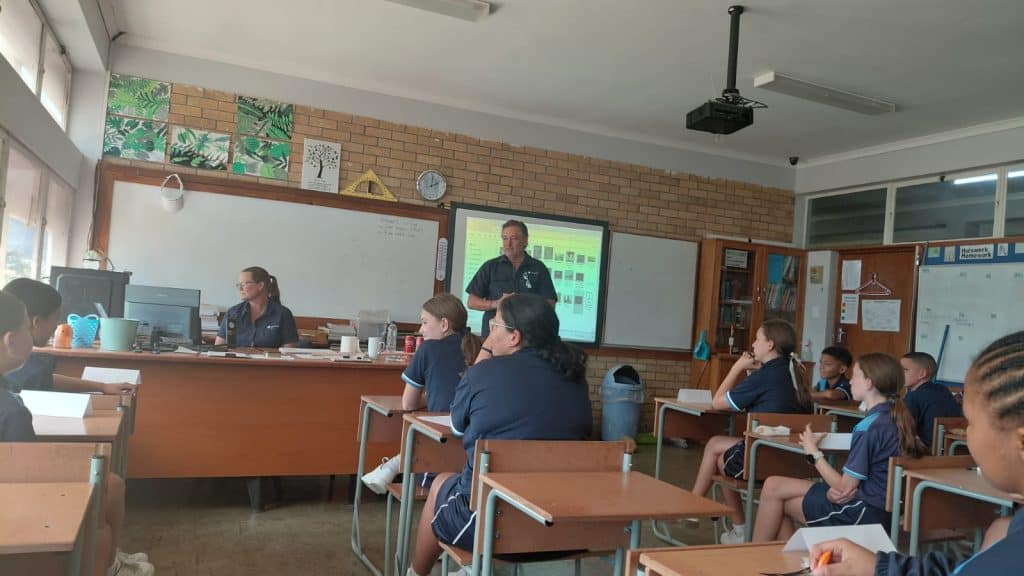 Louis van der Vyver lewer 'n toespraak oor karakter-ontwikkeling aan die Laerskool Gordonsbaai se prefekte