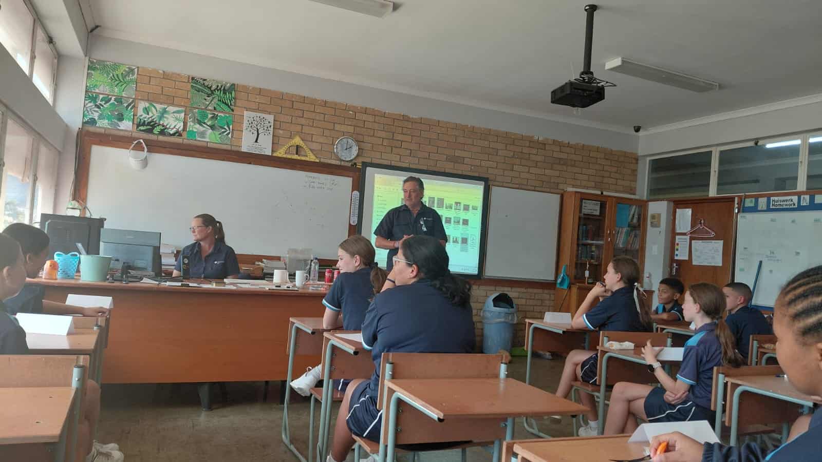Louis van der Vyver lewer 'n toespraak oor karakter-ontwikkeling aan die Laerskool Gordonsbaai se prefekte