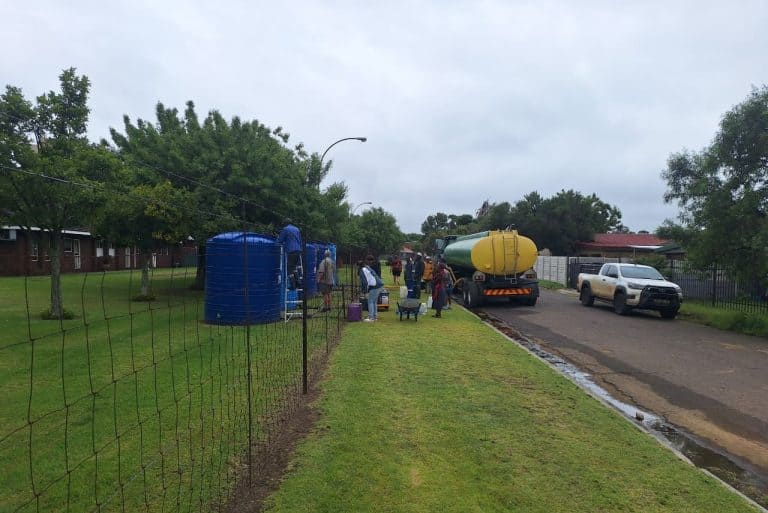 Bethal-tak sorg vir water, hou dorp skoon gedurende Januarie