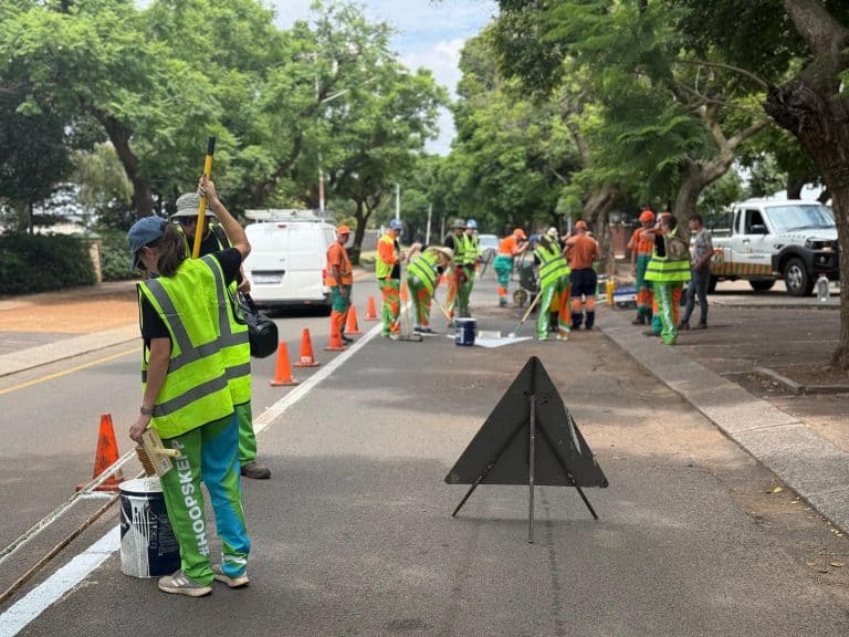 Jonges met vonk pak rits selfdoenaksies aan