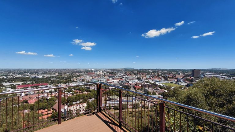 AfriForum versoek hof om stokkie voor verkoop van ikoniese Bloem-eiendomme te steek