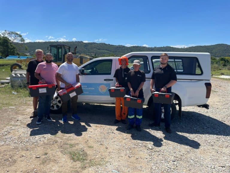 Knysna-tak skenk loodgieterstoerusting aan munisipaliteit