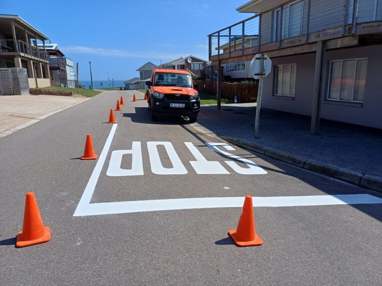 Knysna branch spruce up Buffels Bay ahead of influx of tourists over Easter weekend