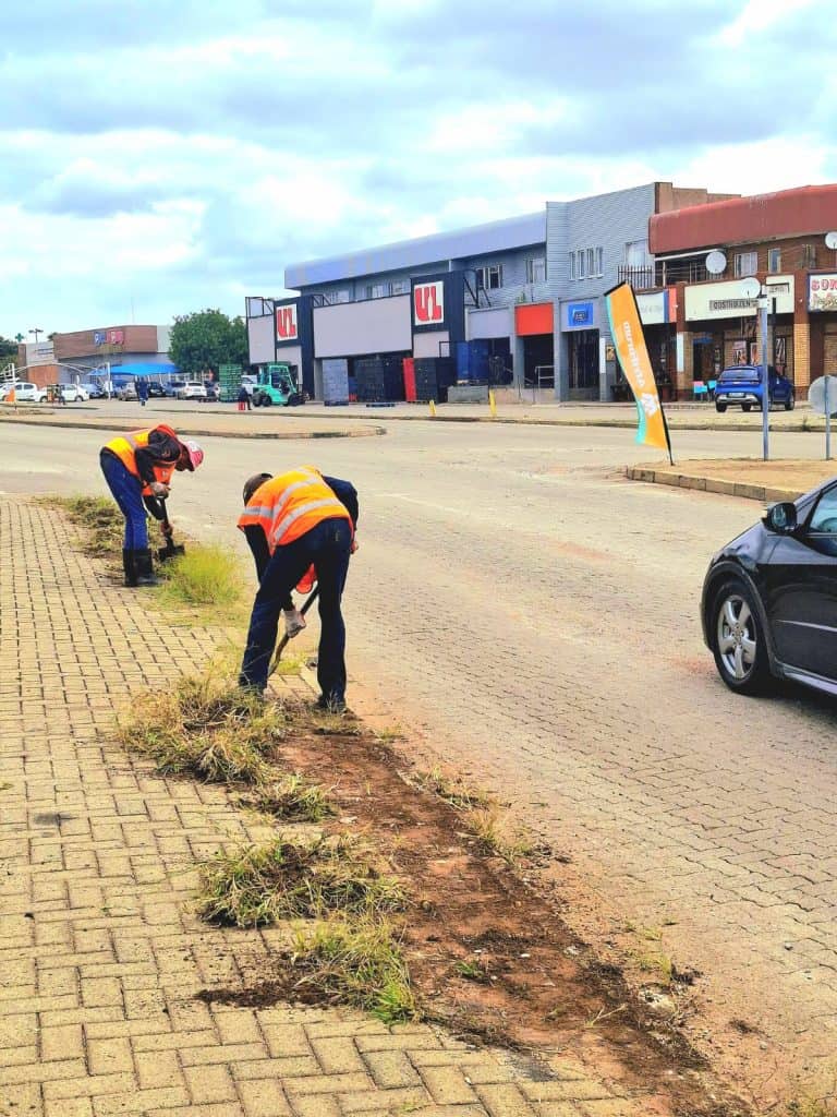 AfriForum branch mows grass in Klerksdorp