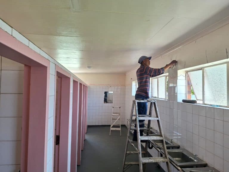 Laerskool Koornfontein pronk met nuutgeverfde badkamers danksy buurtspan