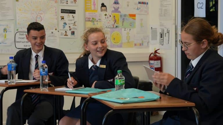 Onderwys-streeksbesoek rus Oos-Kaapse leerders toe met emosionele welstand- en debatsvaardighede