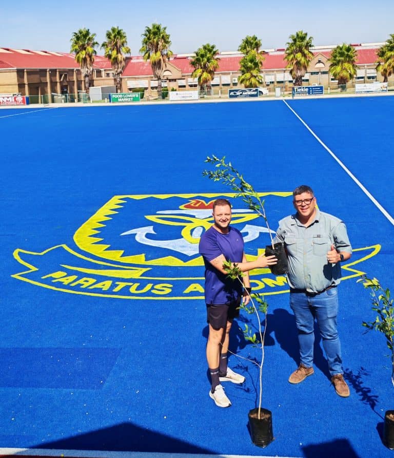 AfriForum skenk drie waterpeerbome vir Hoërskool Bellville