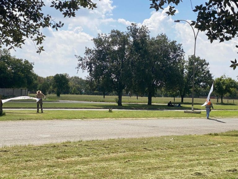 AfriForum-tak en vrywilligers in Sasolburg hou gras netjies