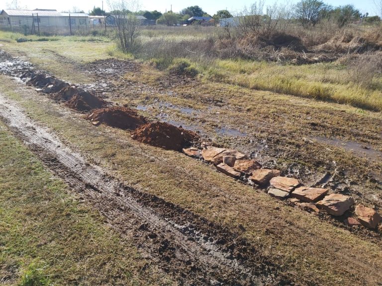 AfriForum Delportshoop branch repairs local road after flood damage