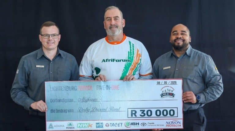 Take that, potholes! AfriForum’s Lichtenburg branch receives a R30 000 sponsorship to fix even more potholes