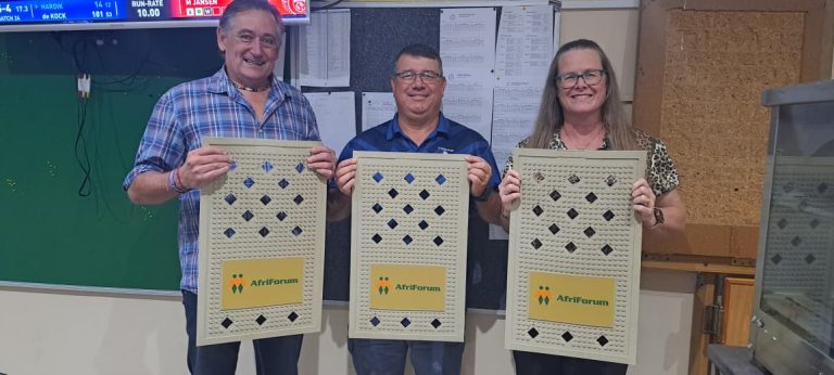 AfriForum se Uitenhage-tak skenk unieke rolbalmatte aan plaaslike rolbalklub