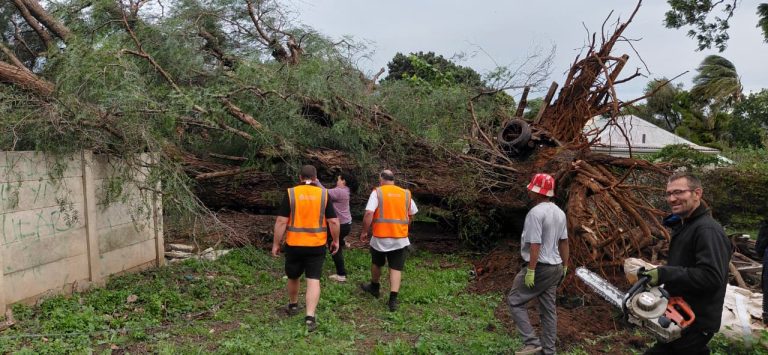 AfriForum neighbourhood watch removes trees from roads during severe windstorm in Uitenhage
